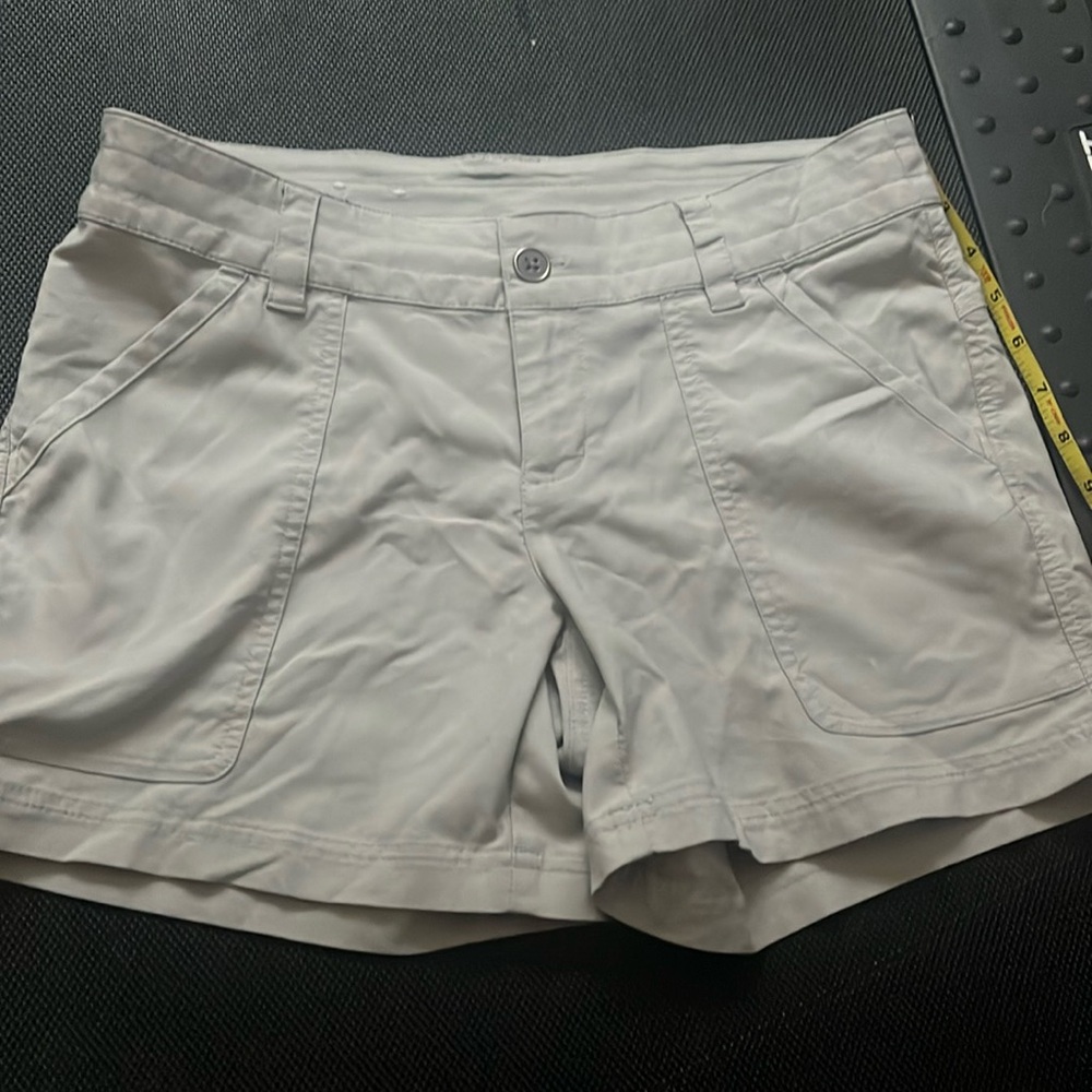 Columbia Khaki Shorts Size - 6 5L